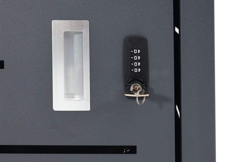 Detailansicht eines Schranks mit Griff und Zahlenschloss