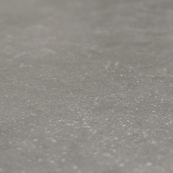 Fliese in Steinoptik mit matter Oberflächenstruktur als Detailaufnahme.