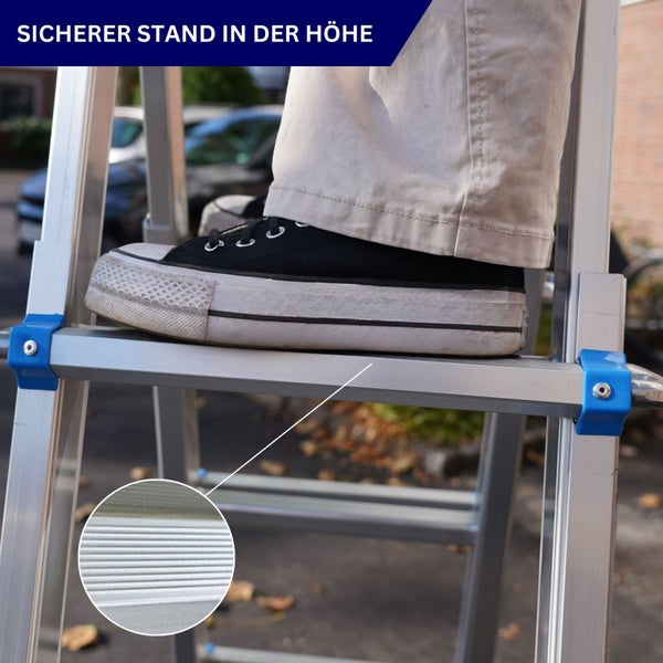 Detailaufnahme einer Trittleiter mit Fuß für sicheren Stand