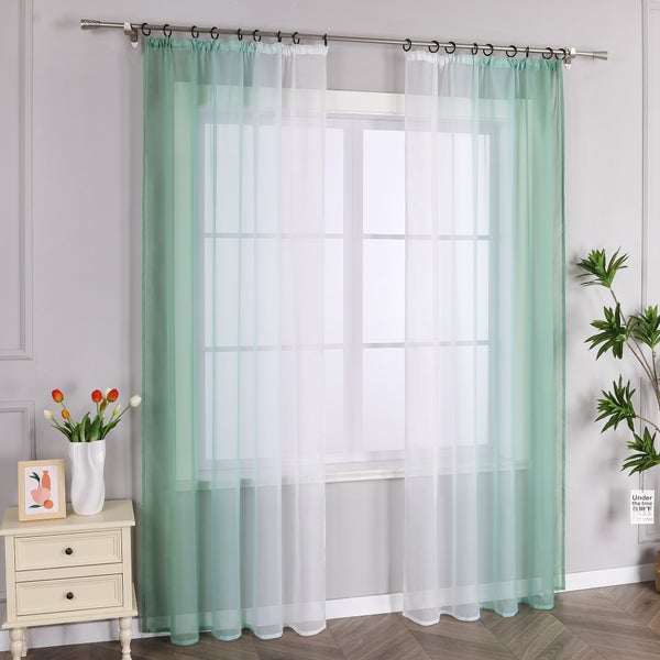 Fenster mit Gardinen, Vorhangstange, Beistelltisch mit Dekor