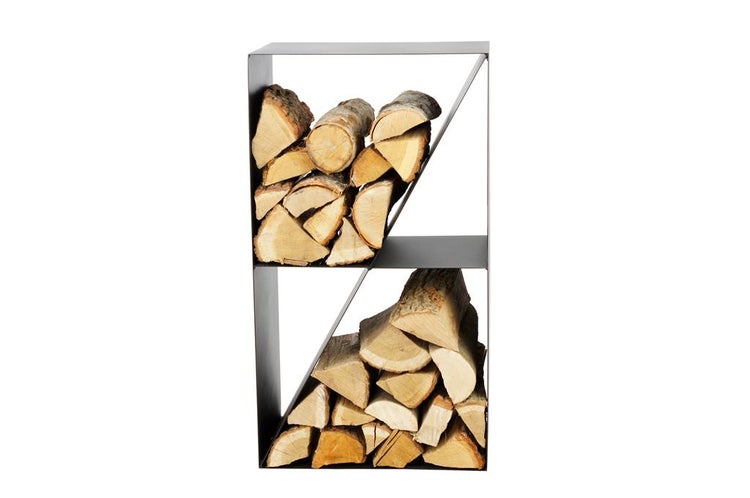 Holzregal aus Stahl gefüllt mit Brennholz
