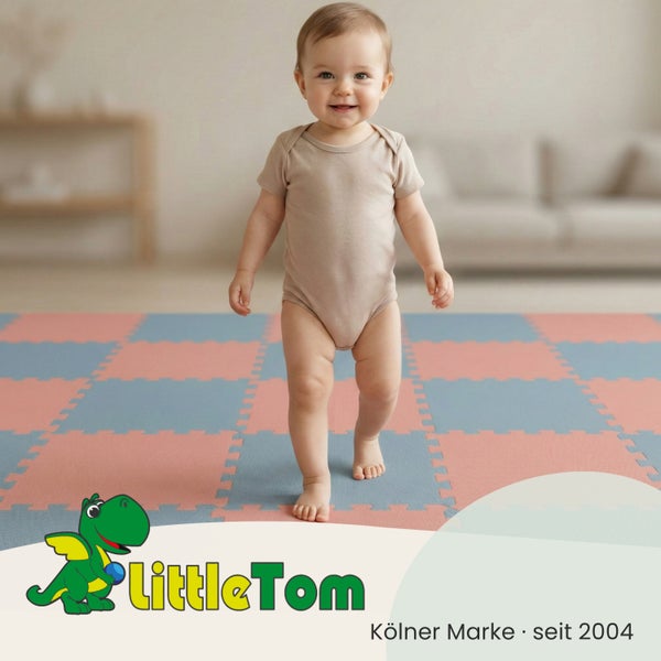Kleinkind läuft auf einer blau-rosa karierten Puzzlematte aus Schaumstoff in einem hellen Wohnzimmer. LittleTom Logo.