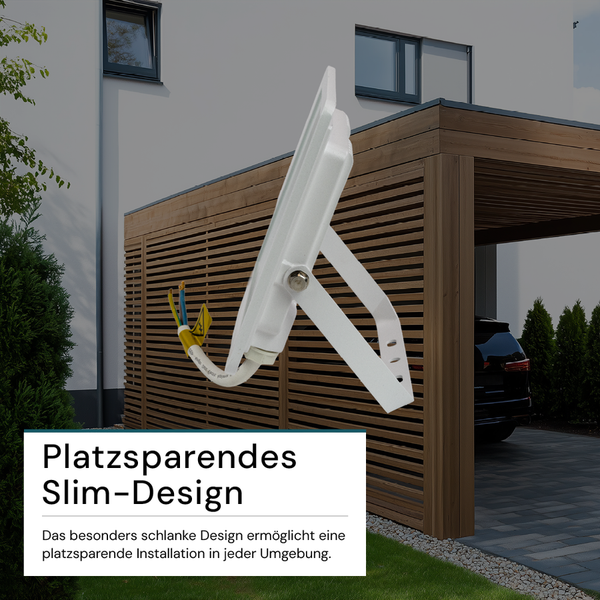 Flexibel einstellbarer LED Strahler vor einem Wohnhaus