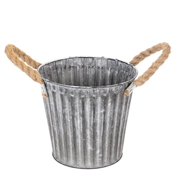Übertopf aus verzinktem, geriffeltem Metall mit zwei Griffen aus Seil.