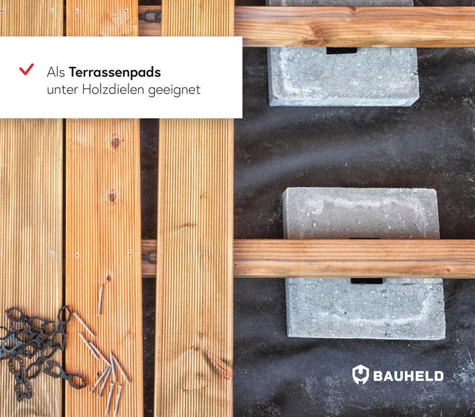 Terrassenbau mit Unterkonstruktion aus Holz auf Betonplatten und Terrassenpads als Abstandshalter unter Holzdielen.