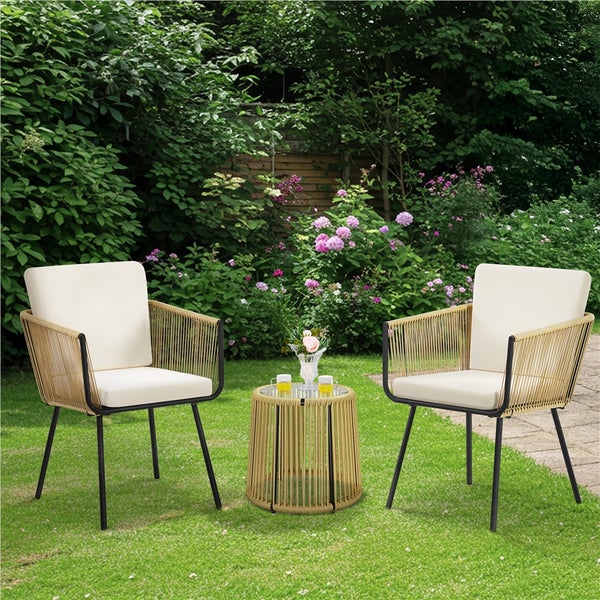 Gartenmöbel-Set: 2 Stühle mit schwarzen Gestellen, cremefarbenen Polstern, Seilbespannung und runder Beistelltisch mit Glasplatte auf einer Rasenfläche.