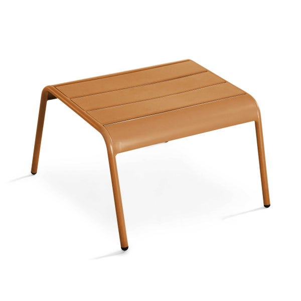 Beistelltisch oder Hocker für den Außenbereich aus Metall mit Latten in Terrakotta.