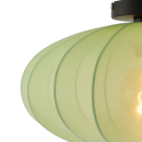 Deckenleuchte mit grünem, geripptem Stoffschirm und schwarzer Halterung.