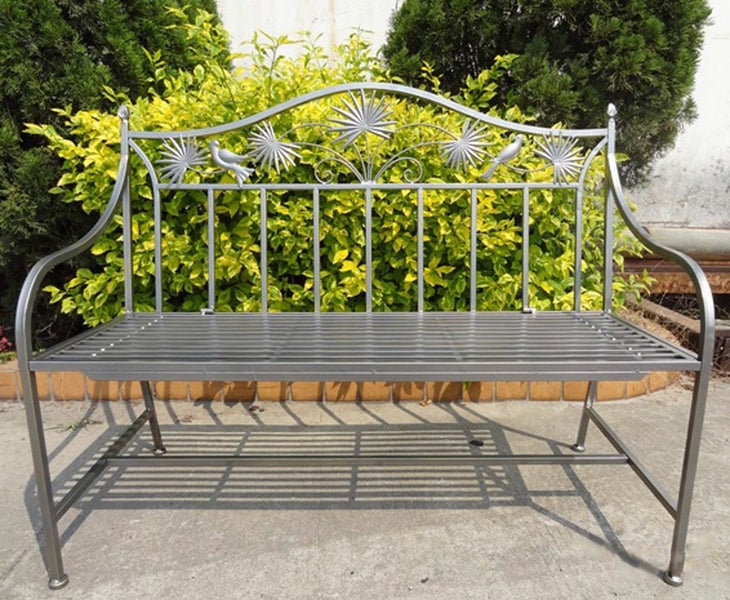 Graue Gartenbank aus Metall mit dekorativer Rückenlehne, Vögeln und Sonnenstrahlen-Motiv.