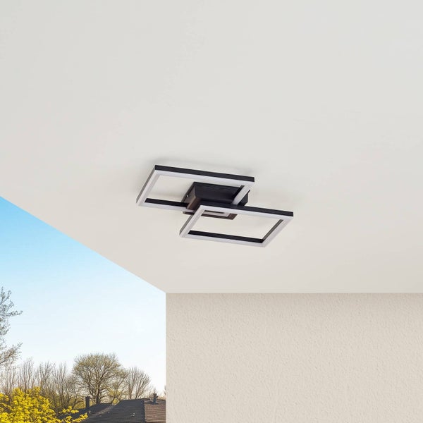 Moderne schwarze LED-Deckenleuchte mit zwei quadratischen Rahmen, montiert an einer Decke im Außenbereich.