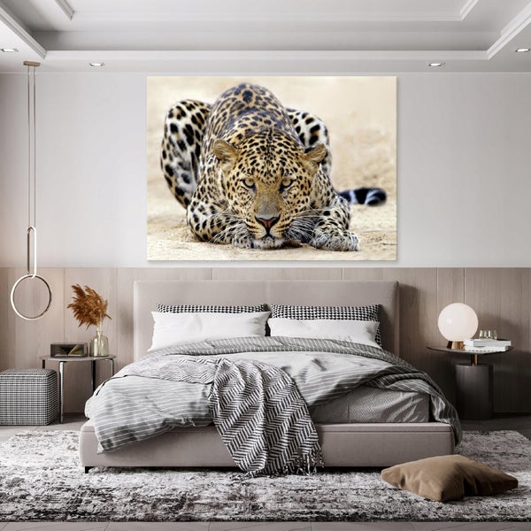 Schlafzimmer mit Bett und Wandbild eines Leoparden