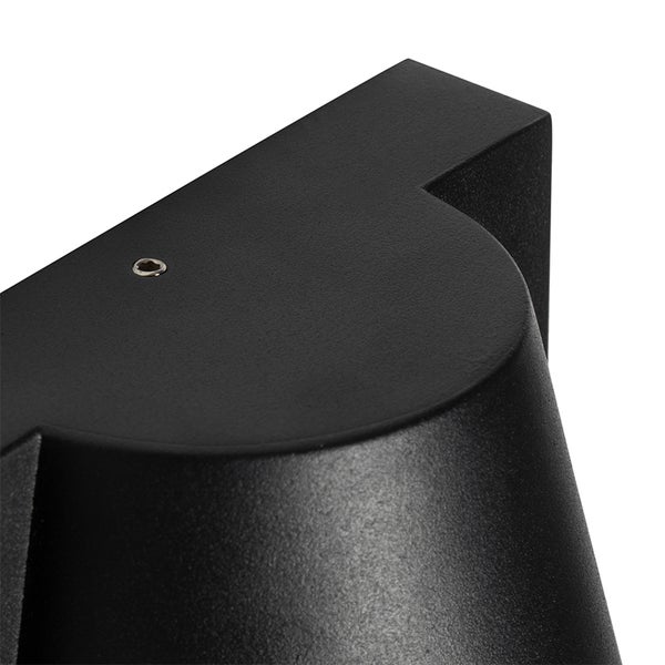 Detailansicht einer schwarzen texturierten Außenwandleuchte mit Fokus auf die Oberseite und eine Befestigungsschraube.