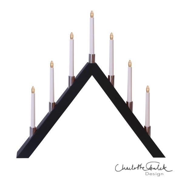 Schwarzer Adventsleuchter mit sieben Kerzen