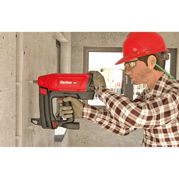 Handwerker befestigt mit einem Direktnagler von Fischer eine Leitung an einer Betondecke.