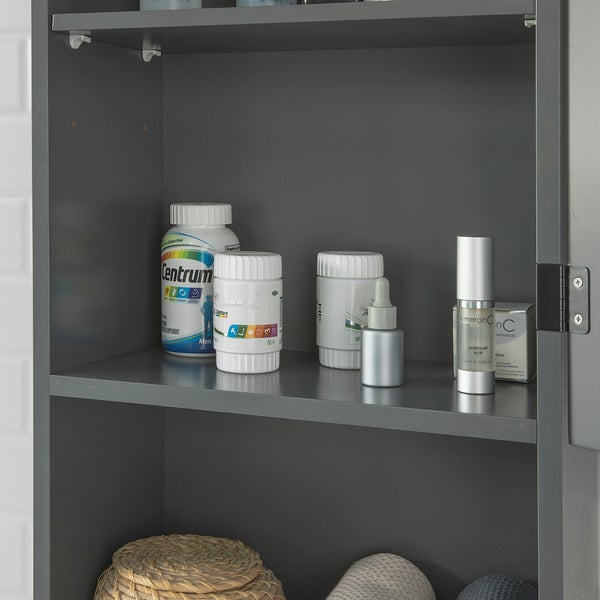 Badezimmerschrank mit diversen Pflegeprodukten und Medikamenten im Innenraum.