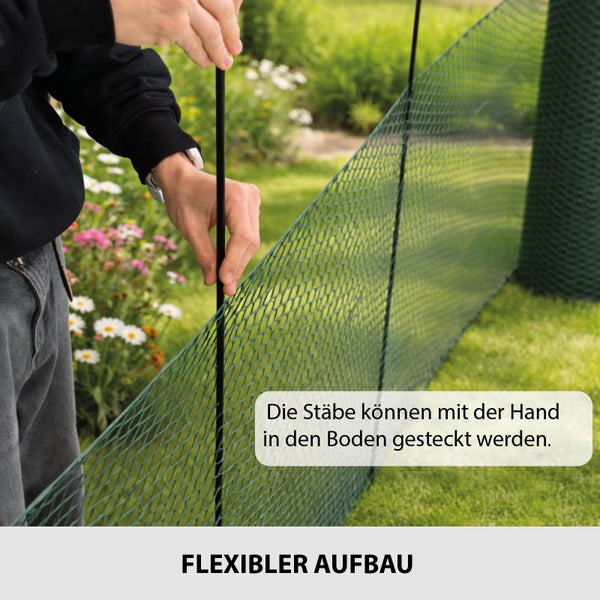 Person steckt einen Zaunstab eines flexiblen Gartenzauns von Hand in den Rasen zur Montage.