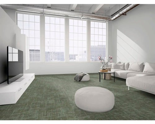 Modernes, helles Wohnzimmer im Loft-Stil mit grünem, strukturiertem Teppichboden, weißem Sofa und großen Fensterfronten.
