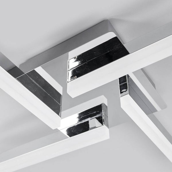 Moderne LED-Deckenleuchte mit verchromtem Metallgehäuse und weißen, rechteckigen Leuchtelementen.