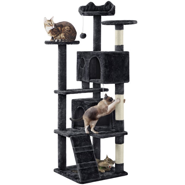 Mehrstöckiger Katzenkratzbaum mit mehreren Katzen