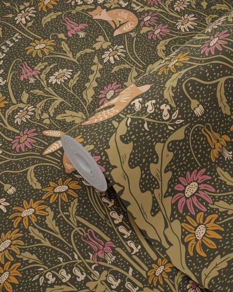 Tapete mit Naturmotiv aus Füchsen, Vögeln und Blumen, teilweise als Rolle abgebildet.