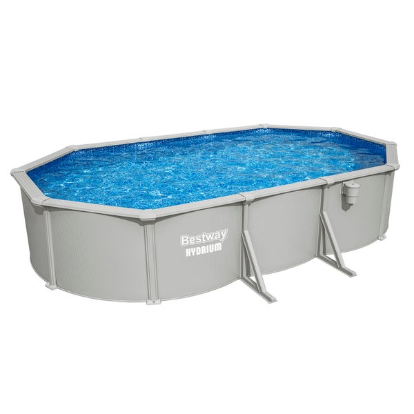 Ovaler Bestway Hydrium Stahlwandpool mit breitem Handlauf, Stützen und integriertem Oberflächenabsauger.