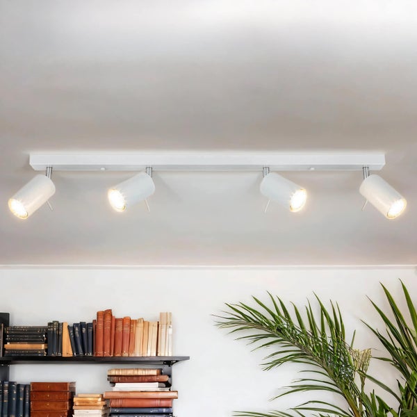 Deckenleuchte mit vier Strahlern im Wohnzimmer