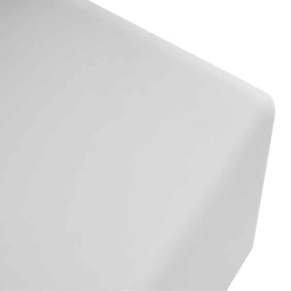 Detailaufnahme einer glatten Oberfläche mit einer abgerundeten Ecke.