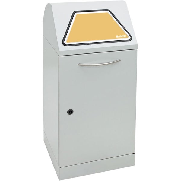 Freistehende ovale Badewanne in Weiß mit Standarmatur in einem hellen, modern eingerichteten Badezimmer mit Pflanzen und Holzmöbeln.