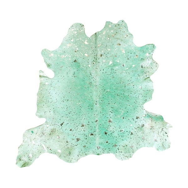 Kuhfell Teppich minzgrün mit silbernen Metallic-Akzenten, natürliche Form.