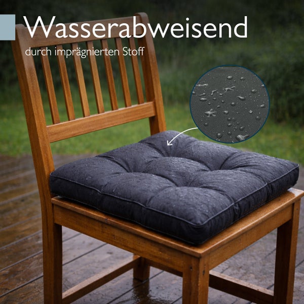 Holzstuhl mit wasserabweisendem Sitzkissen aus imprägniertem Stoff für den Gartenbereich bei Regen.