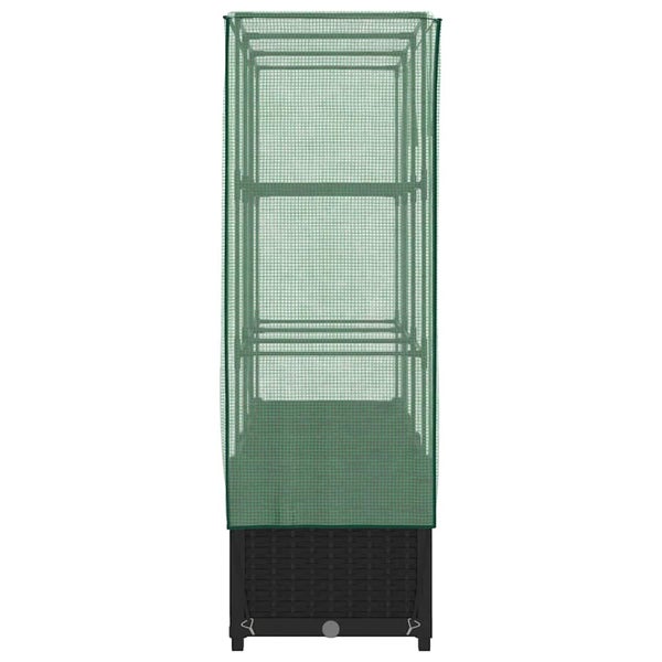 Vertikales Gewächshaus mit Polyrattan-Basis und Gitterfolien-Abdeckung, drei Etagen mit Metallrahmen.