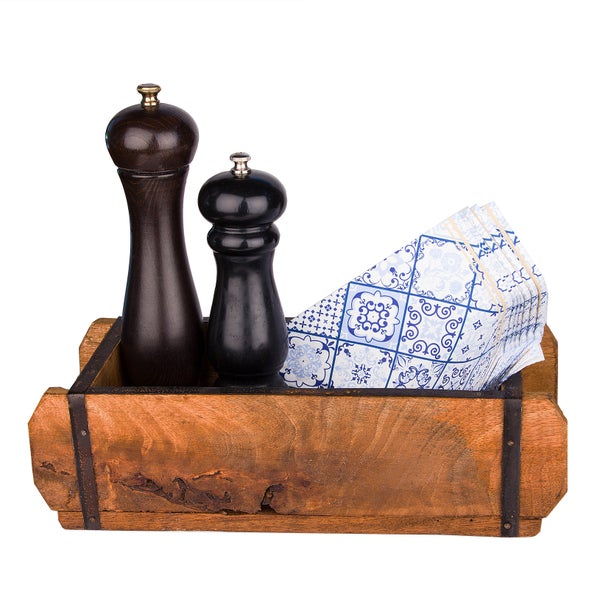 Holztablett mit Gewürzmühlen und Servietten