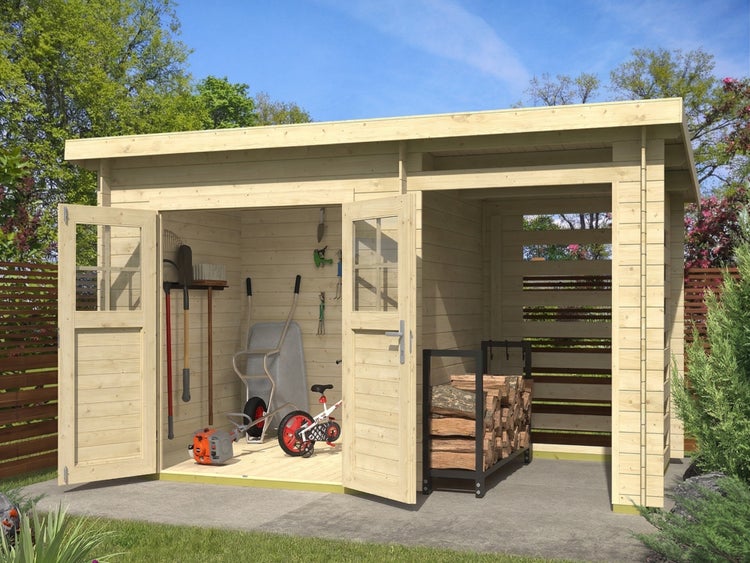 Gartenhaus aus Holz mit Pultdach, offener Doppeltür, Anbau für Kaminholzregal, Gartengeräten und Schubkarre im Innenraum.