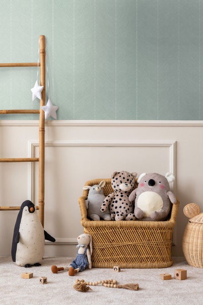 Helles, minimalistisches Schlafzimmer mit Tapete mit vertikalem Muster und Farbübergang, einem weißen Bett und einer Holztür.