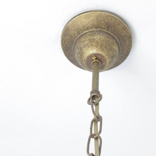 Deckenleuchte mit Kette zur Aufhängung