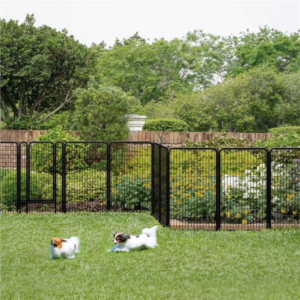 Gartenansicht mit schwarzem Hundezaun und zwei Hunden, die auf dem Rasen spielen