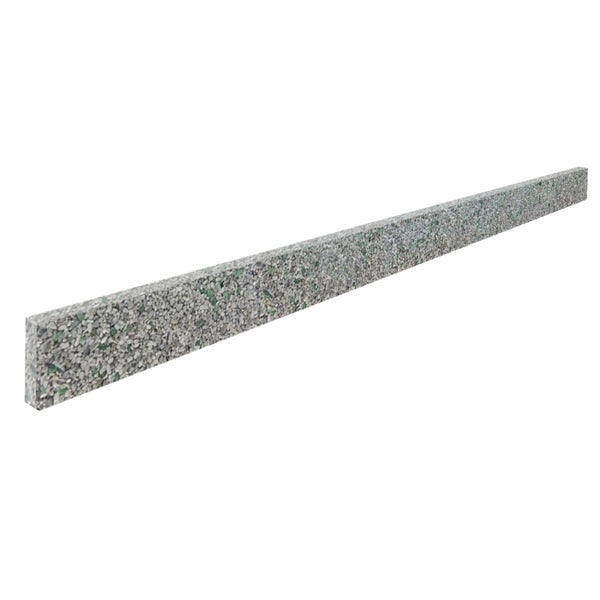 Rasenkante aus Beton mit Waschbeton-Oberfläche für die Gartenabgrenzung.