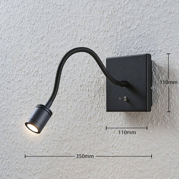 Schwarze LED-Wandleseleuchte mit flexiblem Arm, Basis 110 mal 110 Millimeter, Gesamtausladung 350 Millimeter, mit integriertem Schalter.