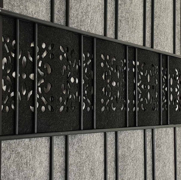 Dekoratives Gitterelement mit floralem Muster.