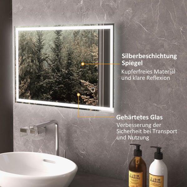 Beleuchteter Spiegel mit Waschbecken und Armaturen in Badezimmer