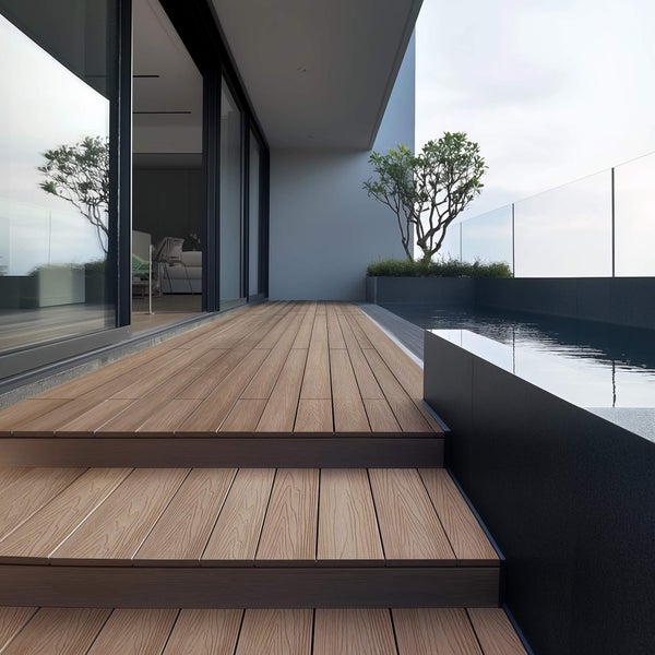 Moderne Terrasse mit Holzdiele, angrenzendem schmalem Wasserbecken und Glasgeländer in einem minimalistischen Außenbereich.