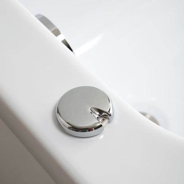 Detailansicht eines runden, silberfarbenen Badewannenablaufventils in einer Badewanne