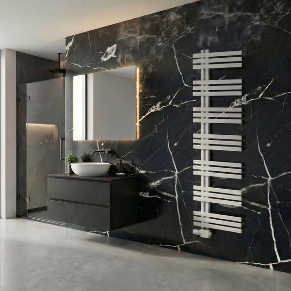 Modernes Badezimmer mit weißem Design-Handtuchheizkörper an einer dunklen Wand in Marmoroptik neben einem Waschtisch und beleuchtetem Spiegel.