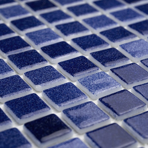 Quadratische Mosaikfliesen in strukturierter Optik für Wand und Boden