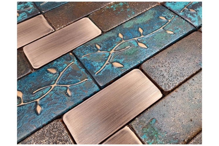 Mosaikfliesen mit Pflanzenmuster und Metalloptik