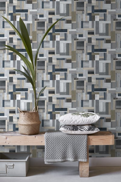 Helles Zimmer mit Holzwandtapete, Bank, Kissen und Pflanze