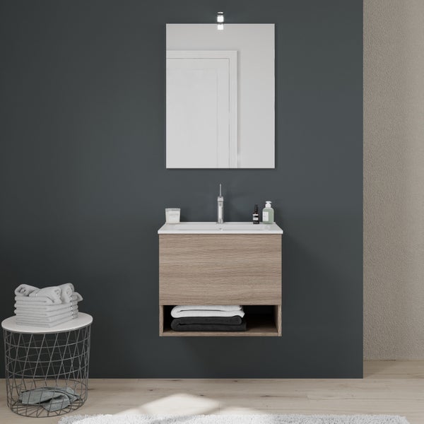 Badezimmer-Szene mit Waschtisch, Spiegel und Handtüchern