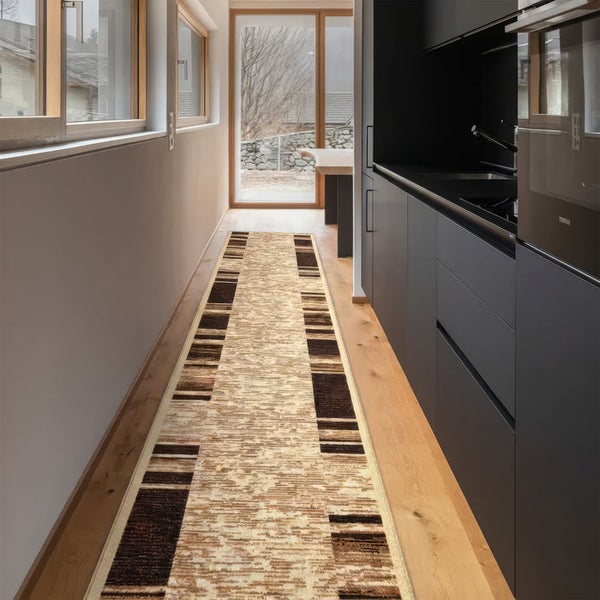 Langer Läufer mit geometrischem Muster in einem Flur.