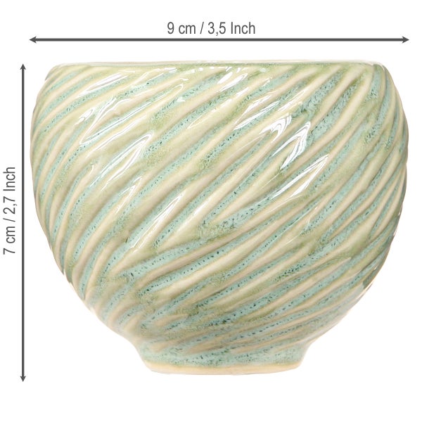 Hellgrüner strukturierter Keramiktopf mit Wellenmuster, Durchmesser 9 Zentimeter und Höhe 7 Zentimeter.