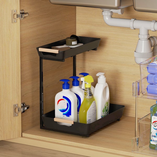 Ausziehbarer Unterschrank-Organizer mit zwei Etagen aus Metall und Kunststoff zur Aufbewahrung von Reinigungsmitteln in einem Holzschrank.